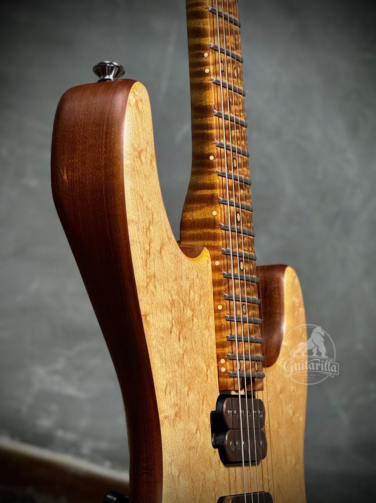 Charvel Signature Guthrie Govan — encontro do braço e corpo